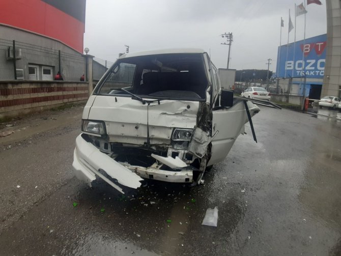 Halk otobüsü ile minibüs çarpıştı: 1 yaralı