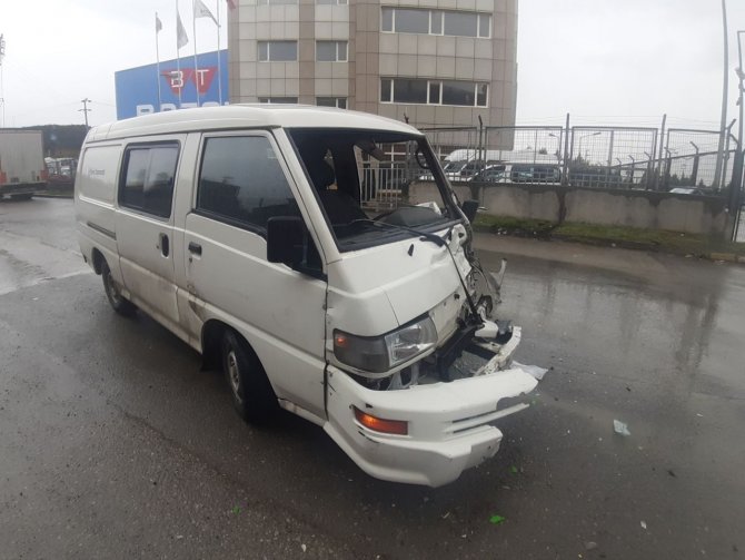 Halk otobüsü ile minibüs çarpıştı: 1 yaralı