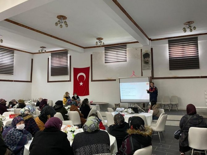 Jandarma 39 kadının telefonuna KADES uygulaması indirdi