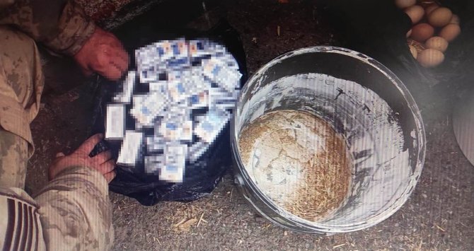 Kaçak sigaraları yumurta kovalarına saklamış