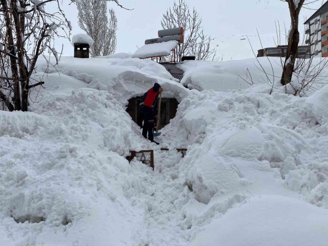 Kara gömülen evde mahsur kalan aileyi itfaiye ekipleri kurtardı