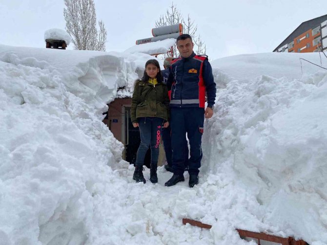 Kara gömülen evde mahsur kalan aileyi itfaiye ekipleri kurtardı