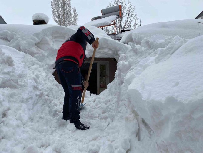 Kara gömülen evde mahsur kalan aileyi itfaiye ekipleri kurtardı