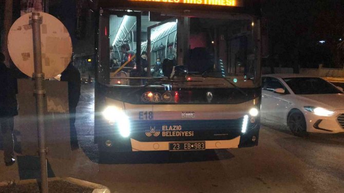 Kendilerini uyaran halk otobüsü şoförünü tekme tokat dövdüler