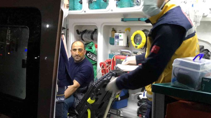 Kendilerini uyaran halk otobüsü şoförünü tekme tokat dövdüler