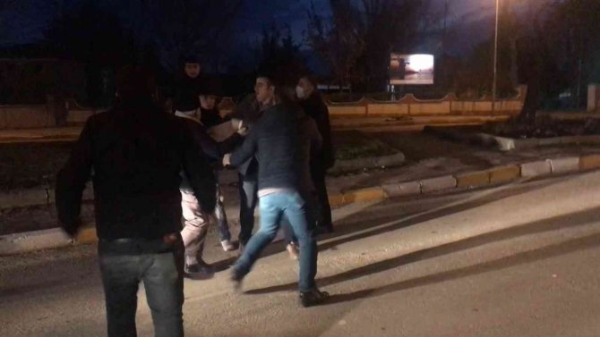 Kendilerini uyaran halk otobüsü şoförünü tekme tokat dövdüler