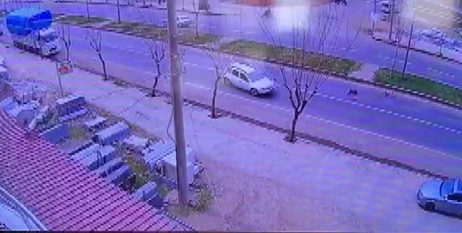Otomobilin çocuklara çarptığı kaza güvenlik kamerasında