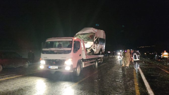 Otomobille işçileri taşıyan minibüs çarpıştı: 15 yaralı