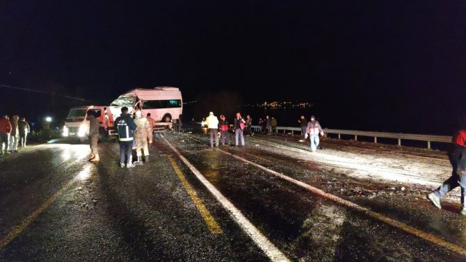 Otomobille işçileri taşıyan minibüs çarpıştı: 15 yaralı