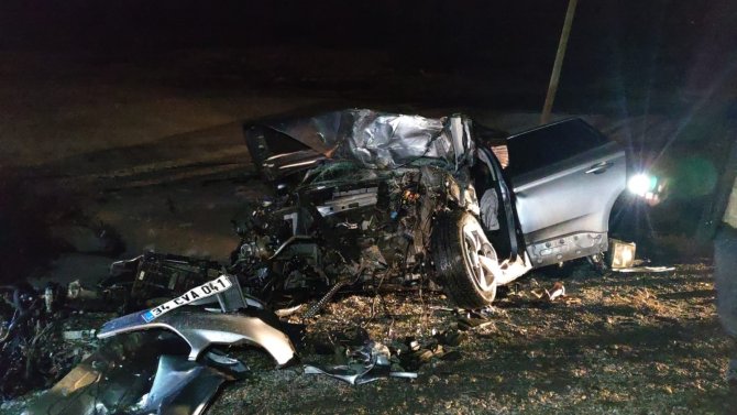 Otomobille işçileri taşıyan minibüs çarpıştı: 15 yaralı