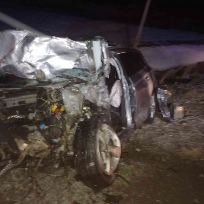 Otomobille işçileri taşıyan minibüs çarpıştı: 15 yaralı