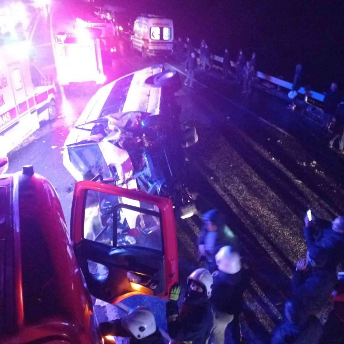 Otomobille işçileri taşıyan minibüs çarpıştı: 15 yaralı