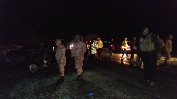 Otomobille işçileri taşıyan minibüs çarpıştı: 15 yaralı