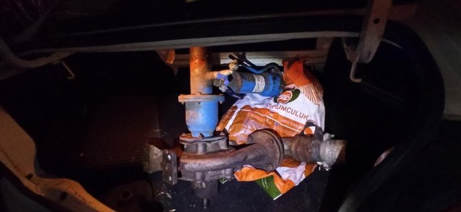 Su motorunu parçalayıp araca yüklerken suçüstü yakalandılar