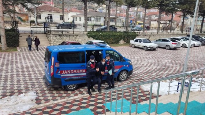 Su motorunu parçalayıp araca yüklerken suçüstü yakalandılar