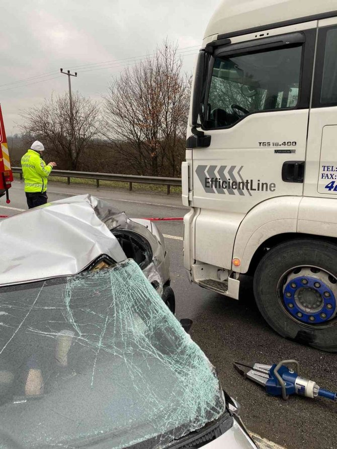 Tır, otomobile arkadan çarptı: 1 ölü, 1 yaralı