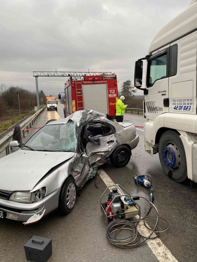 Tır, otomobile arkadan çarptı: 1 ölü, 1 yaralı