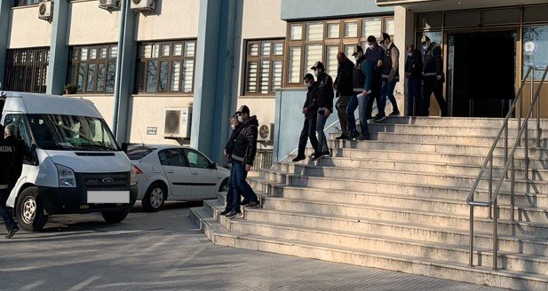 Uşak’ta çeşitli adreslere eş zamanlı dolandırıcılık operasyonu