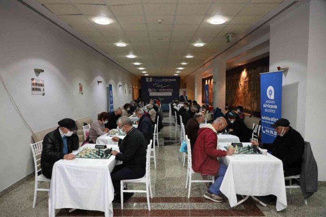 Yaşlı bireyler, satranç turnuvasında buluştu