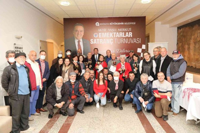 Yaşlı bireyler, satranç turnuvasında buluştu