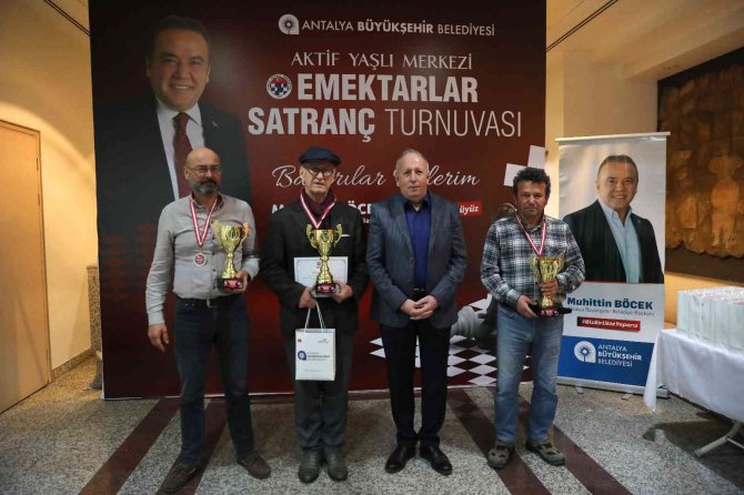 Yaşlı bireyler, satranç turnuvasında buluştu