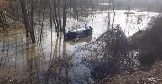 5 kişinin bulunduğu araç dere yatağına uçtu