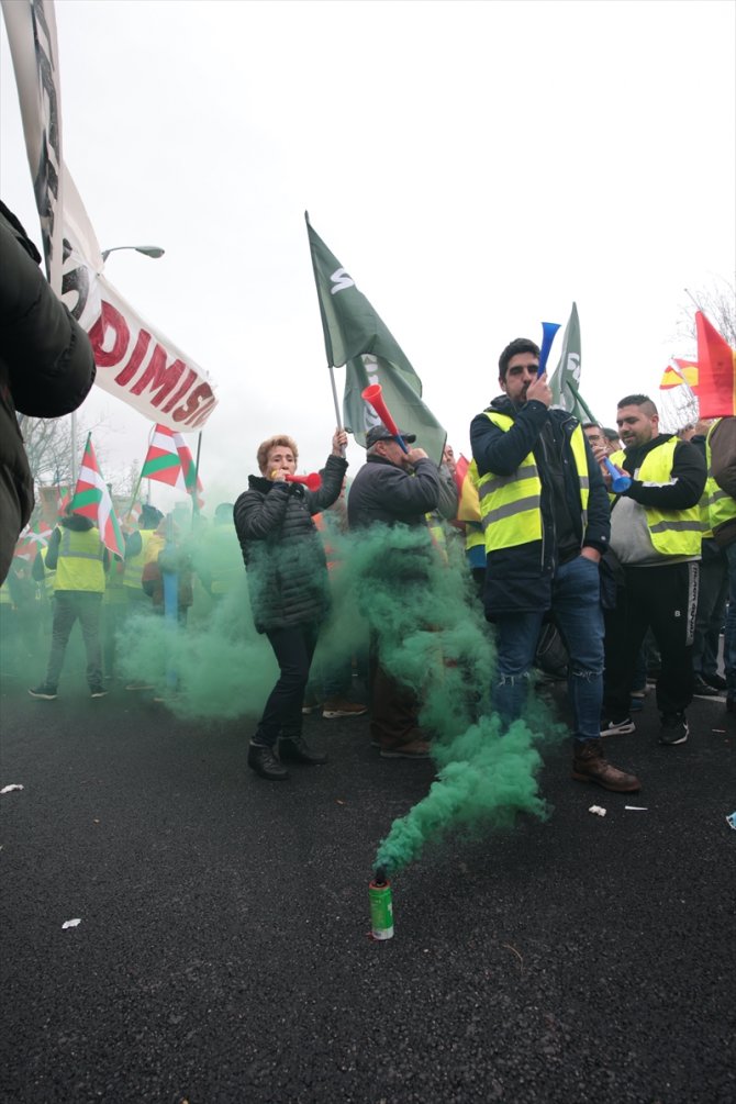 İspanya'da hükümetin "anlaştık" açıklamalarına rağmen taşımacıların grevi son bulmadı