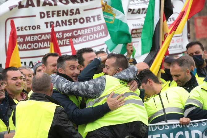 İspanya'da hükümetin "anlaştık" açıklamalarına rağmen taşımacıların grevi son bulmadı
