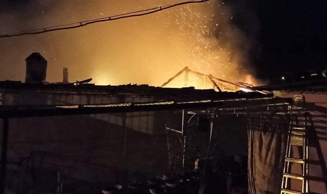 Alevler ev ve atölyeyi küle çevirdi