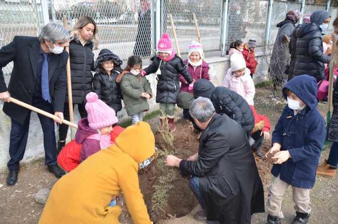 Öğrenciler okul bahçesine fidan dikti