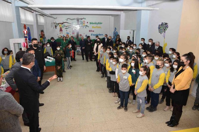 Atık malzemeler okula kütüphane oldu