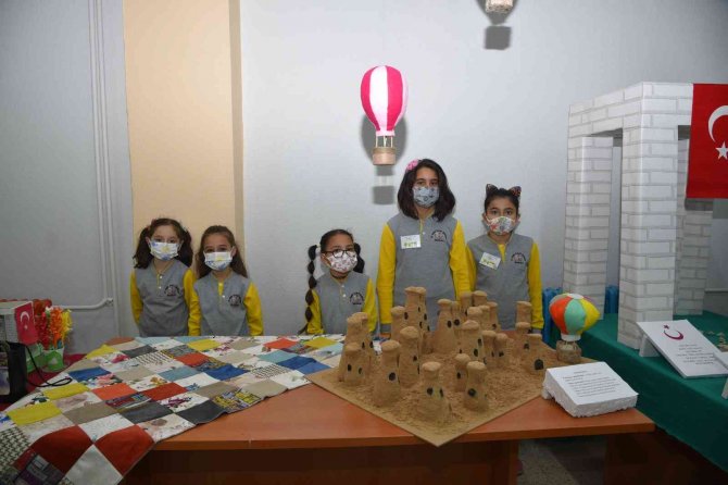 Atık malzemeler okula kütüphane oldu