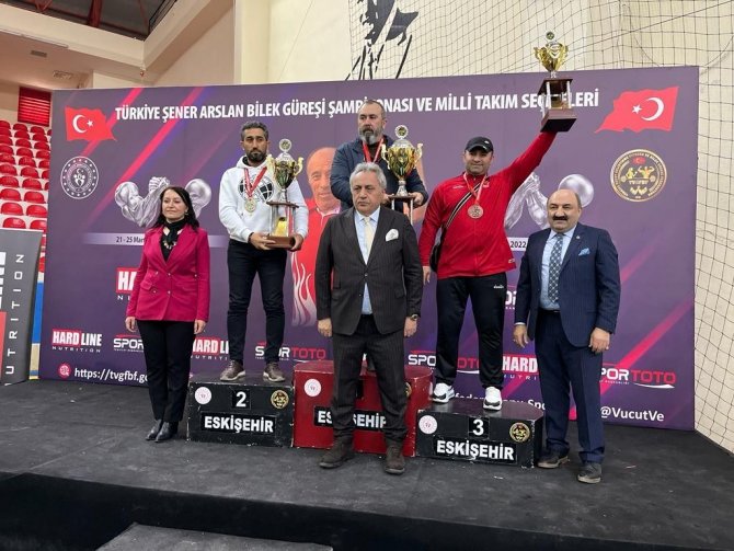 Babasının anısına düzenlenen şampiyonada altın madalyanın sahibi oldu