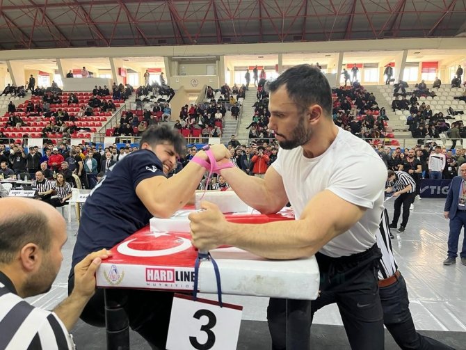 Babasının anısına düzenlenen şampiyonada altın madalyanın sahibi oldu