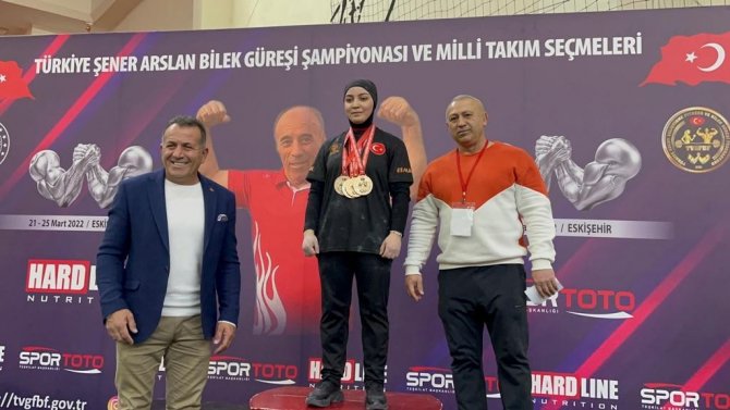 Babasının anısına düzenlenen şampiyonada altın madalyanın sahibi oldu