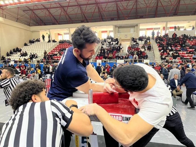 Babasının anısına düzenlenen şampiyonada altın madalyanın sahibi oldu