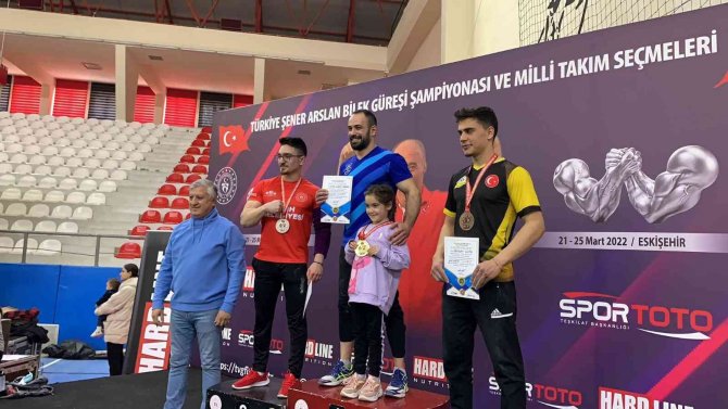 Babasının anısına düzenlenen şampiyonada altın madalyanın sahibi oldu