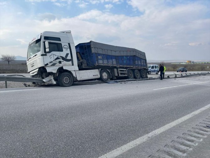 Kulu'da bariyere çarpan tırın sürücüsü yaralandı