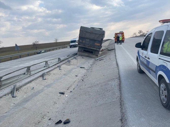 Kulu'da bariyere çarpan tırın sürücüsü yaralandı