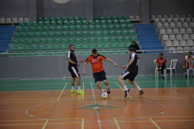 Basın çalışanları futsal ile stres atıyor