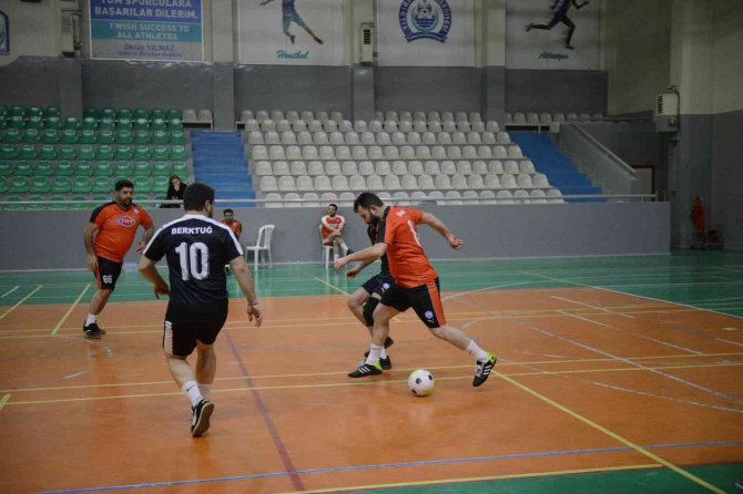 Basın çalışanları futsal ile stres atıyor