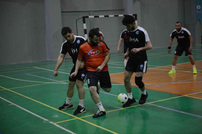 Basın çalışanları futsal ile stres atıyor