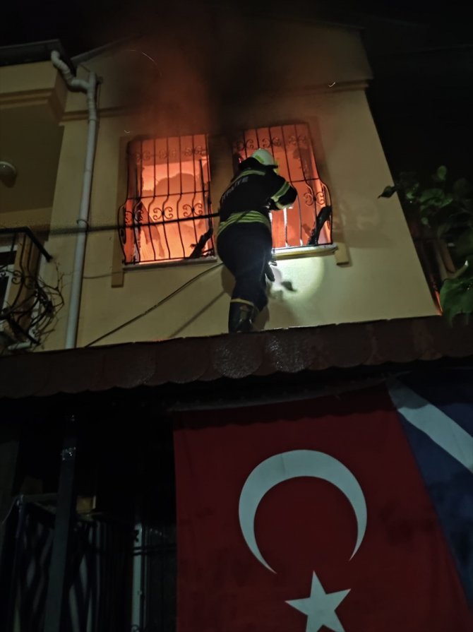 İki evde çıkan yangın söndürüldü