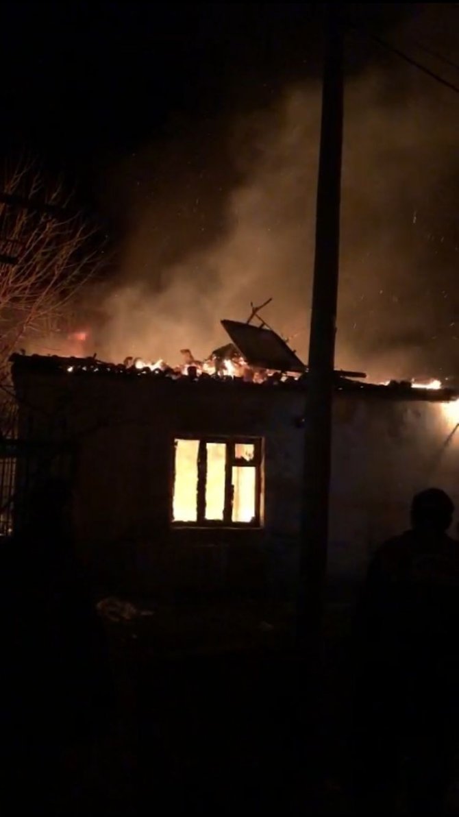 Evde çıkan yangın söndürüldü