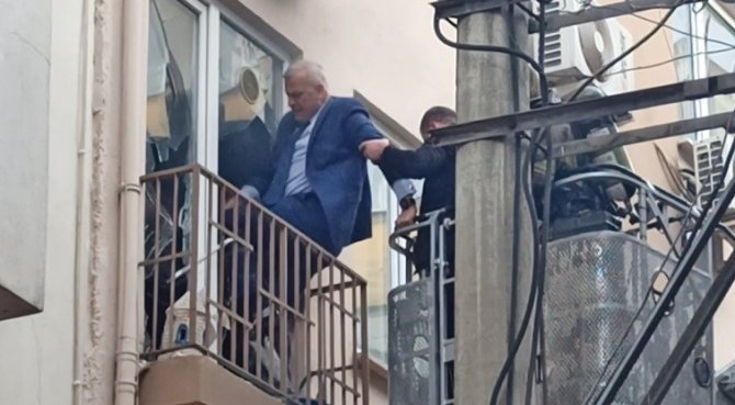 Evi yakıp kendisini içeriye kilitleyen genç adamı polis böyle kurtardı