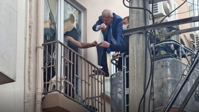 Evi yakıp kendisini içeriye kilitleyen genç adamı polis böyle kurtardı