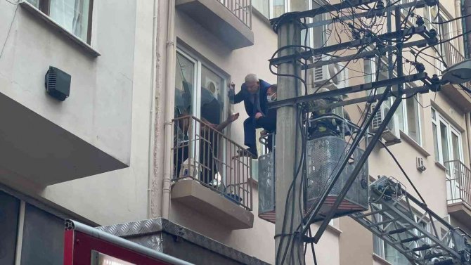 Evi yakıp kendisini içeriye kilitleyen genç adamı polis böyle kurtardı