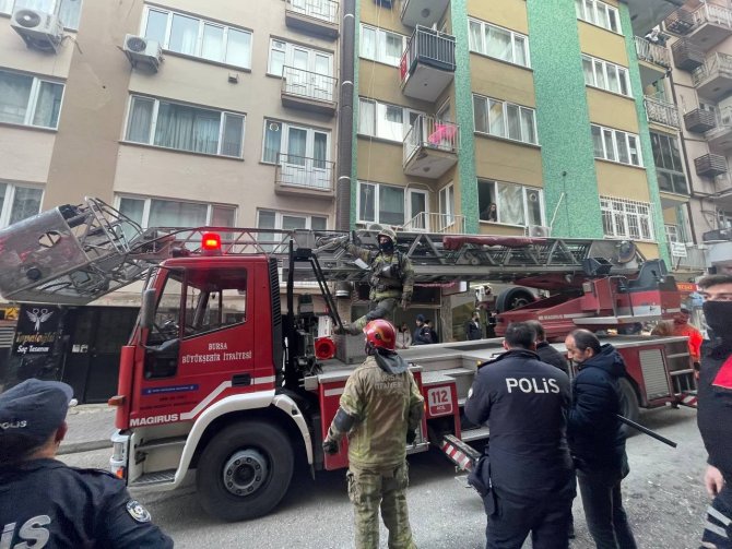 Evi yakıp kendisini içeriye kilitleyen genç adamı polis böyle kurtardı