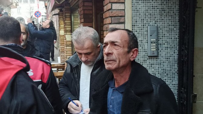 Evi yakıp kendisini içeriye kilitleyen genç adamı polis böyle kurtardı