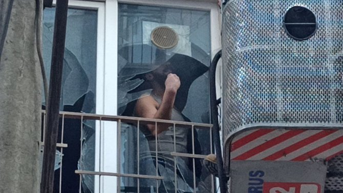 Evi yakıp kendisini içeriye kilitleyen genç adamı polis böyle kurtardı